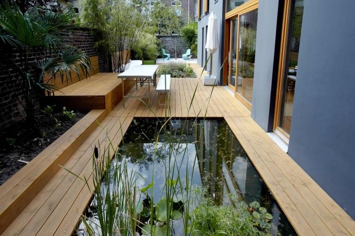 mažos terasos apželdinimas medinės grindys ežeras zen sodas palmių plytų sienos baldai