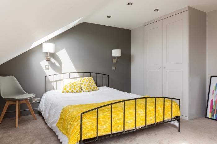 Deco spalnica pod pobočjem z belimi stenami in stropom z naglasno steno v sivi barvi, stenske ideje za spalnico 2019