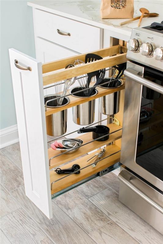 išradingas sprendimas funkcionalių virtuvinių spintelių, siauros žemai stumdomos spintelės su integruotais indų laikikliais ir dviejų siaurų lentynų įrengimui.