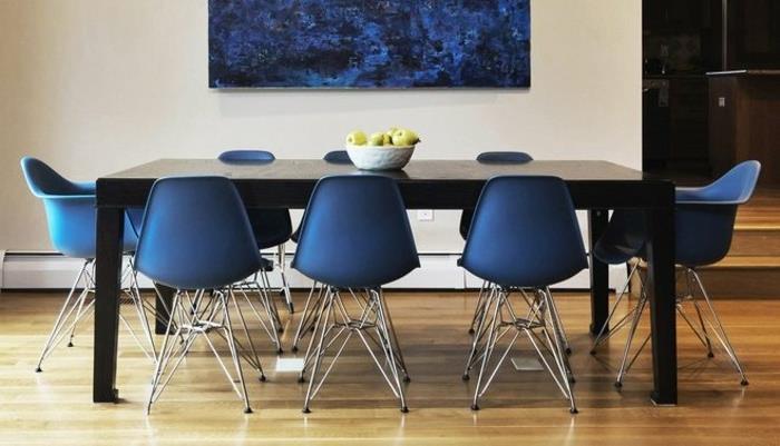 moderna-jedilnica-miza-masivni les-svetel-parket-dekorativna-stenska miza-barva-indigo-modra