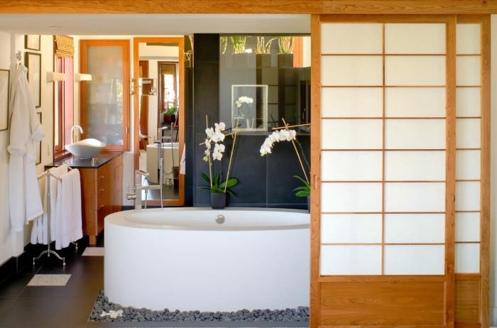 kokios spalvos natūraliam japoniško stiliaus vonios kambariui, vonios kambario dizainas su anglies pilkomis sienomis su vonia