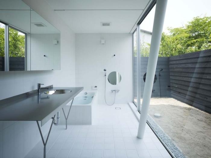 balta vonios kambario dekoro idėja, vienspalvis dizainas moderniame vonios kambaryje su metaliniais akcentais, vonios kambario išdėstymas su vonia