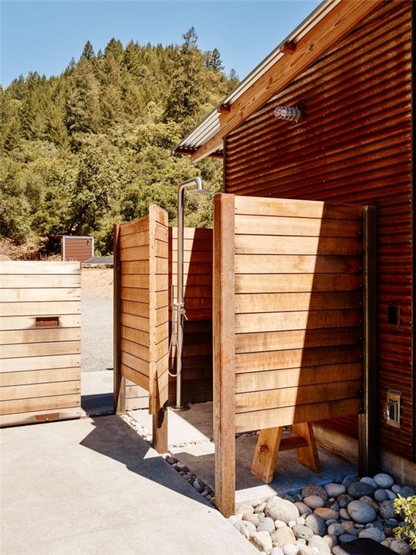 leseni model tuš kabine, zgrajen na dvorišču, primer zunanje zasnove podeželske hiše