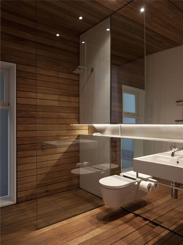 büyük depolama aynası ve duvara asılı klozet ile taklit ahşap kaplama ile küçük banyo düzeni fikri