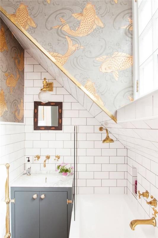 primer, kako urediti majhno kopalnico pod pobočjem s stensko oblogo iz bele opečne ploščice in ozadjem za oblikovanje zlate ribice