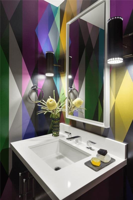 modernus vonios kambario dekoras su kriaukle ir baltu veidrodžiu, sienų danga su vandeniui atspariais įvairiaspalviais tapetais