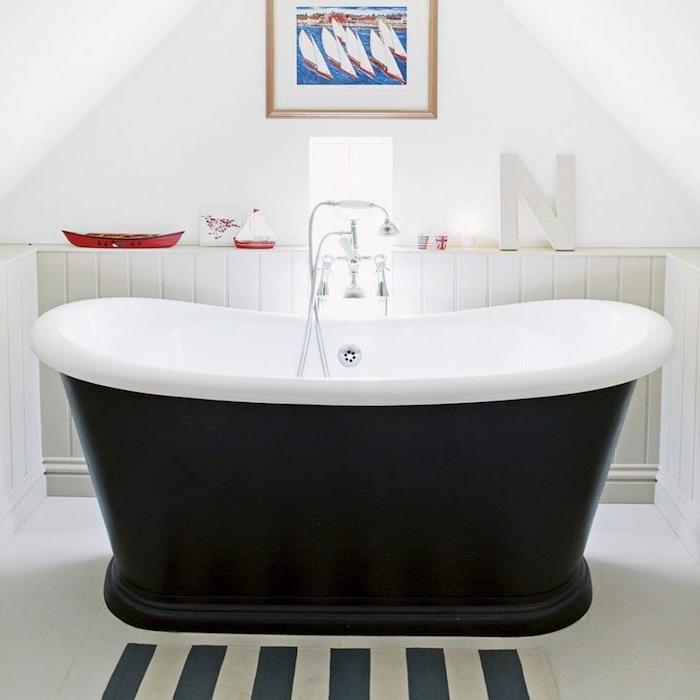 siyah beyaz küvetli küçük banyo, eğimli banyo düzeni fikri, deniz kenarı dekoru