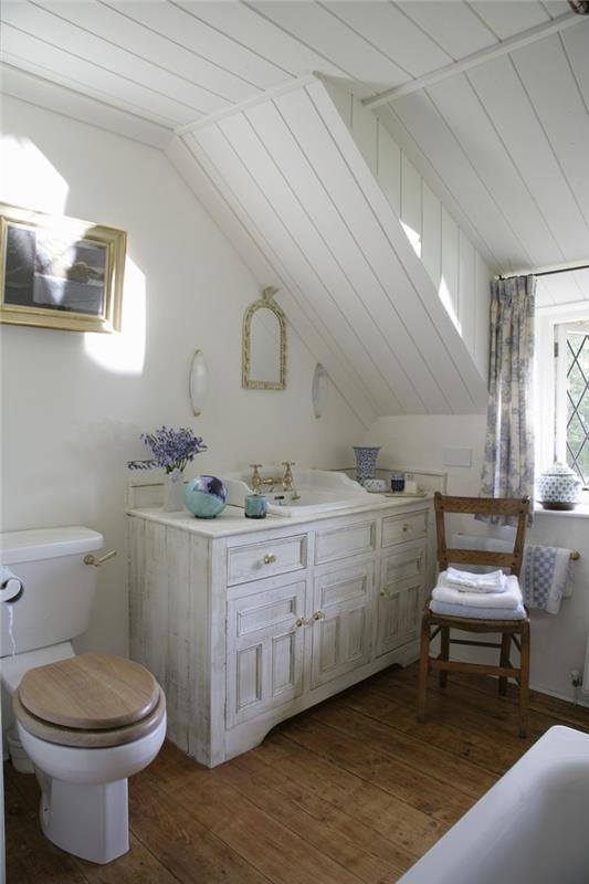 ideja za elegantno kopalniško dekoracijo v podeželskem slogu, opremljeno s pestro komoro, preoblikovano v omarico za umivalnik
