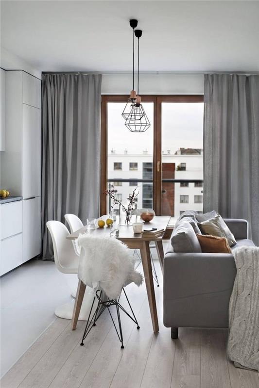 Beyaz ve gri renkli rahat oturma odası, uzun bir oturma odası İskandinav dekoru sade dekorlu bir daire düzenler.
