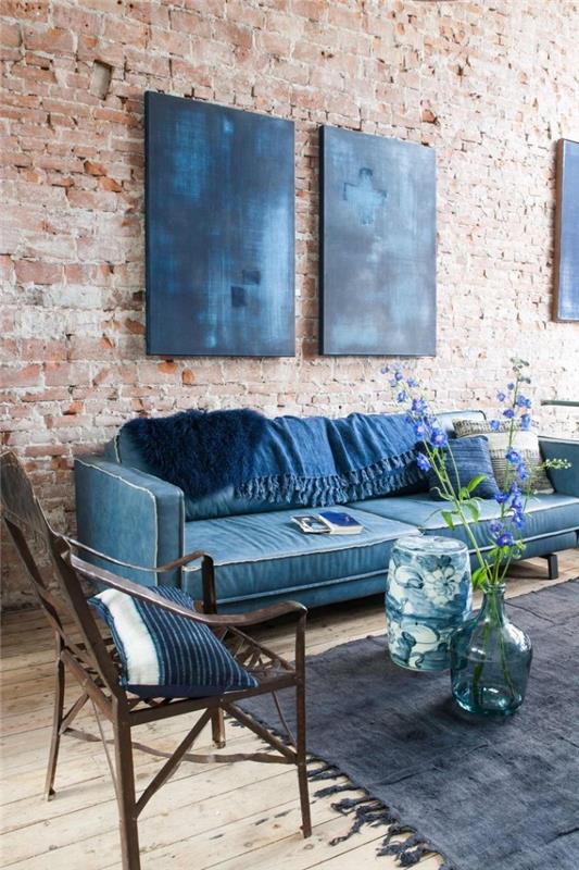 mavi oturma odası dekoru endüstriyel çatı katı atmosferi, mavi tonlarının zenginliğini vurgulayan tuğla duvar
