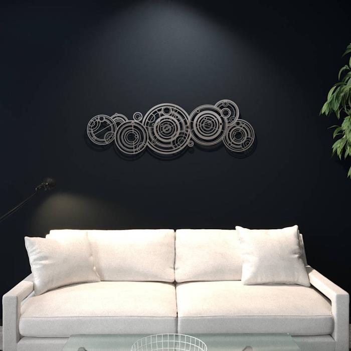 stilingas interjero dizainas su juodomis sienomis su balta sofos spintele ir žaliais augalais, kaip papuošti svetainę metaliniu sieniniu daiktu