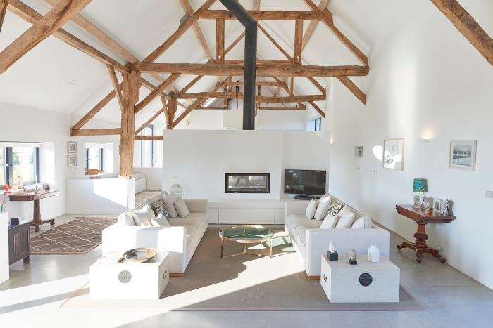 beyaz ve ahşap minimalist iç tasarım, açık ahşap kirişler ile çatı oturma odasında ahır düzeni fikri
