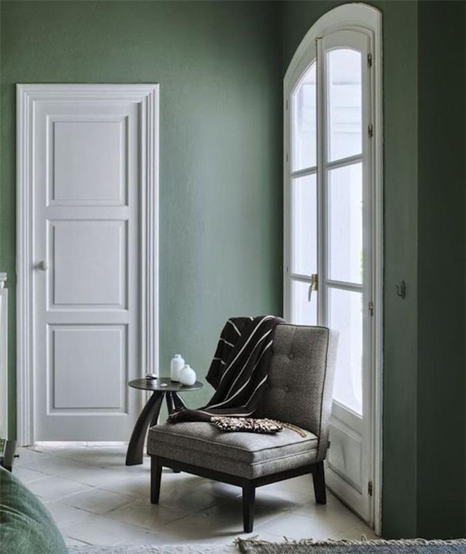 pastelno zelena postavitev dnevne sobe s sivimi in zelenimi odtenki, odtenek celadon, siv stol, bele ploščice