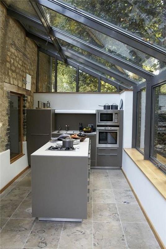 15m2 verande pod stekleno streho in sodobno kuhinjo s pohištvom in štedilnikom na verandi