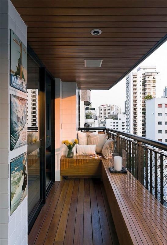 deko idėja ilgas balkonas su integruotu mediniu suolu, buto terasa su parketu