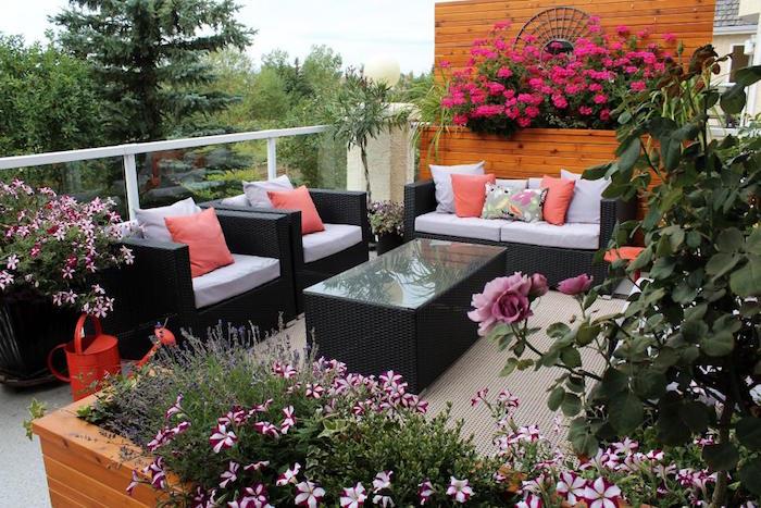Raskite gėlėtų balkonų idėjų, poilsio terasos su sofa, lauko terasų sodinimo