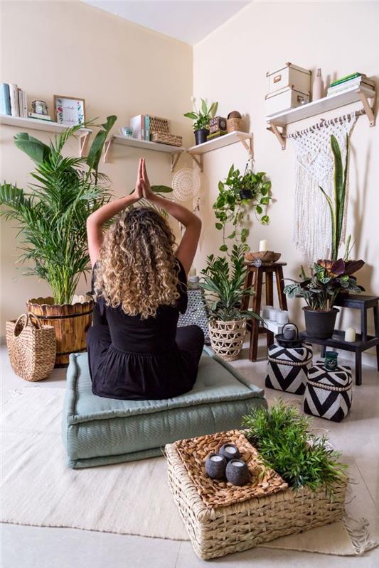 sutvarkykite meditacijos kampelį su augalais makrame bohemiški prašmatnūs akcentai žvakės ir praktikuokite meditacijos veiklą