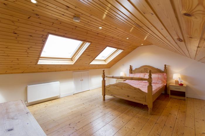 mobilyalı-çatı-yatak odası-aydınlık-ahşap-mobilya-yatak odasında