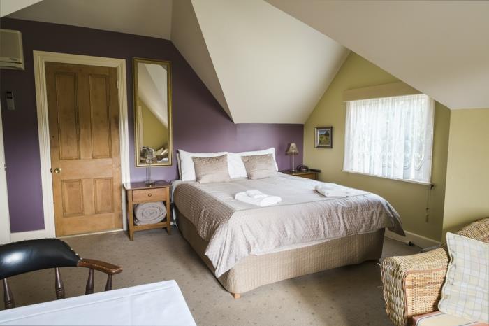 įrengtas-mansarda-miegamasis-po nuolydžiu-violetinė-siena-žalia-siena-langas-miegamajame