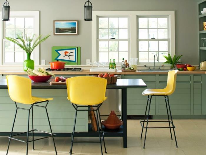 suprojektuoti virtuvę pagal 2016-ųjų tendencijas-plastikines-aukštąsias kėdes-geltonas-virtuvės barą