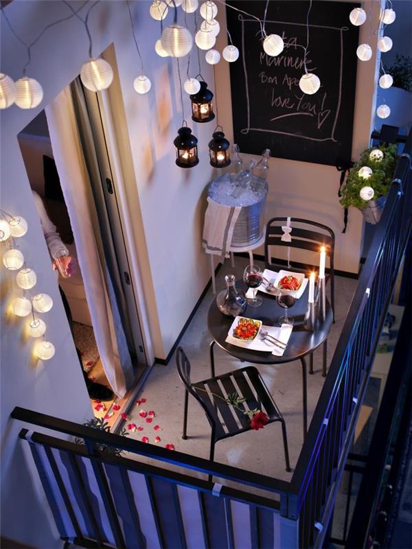 romantiška balkono apdaila, žibinto girlianda terasos šviesai