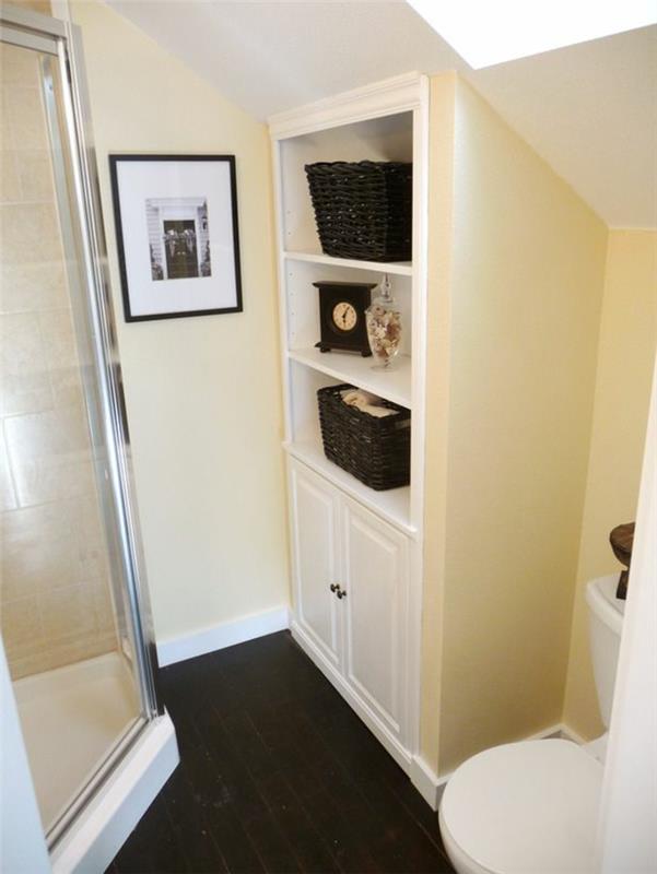 okrasite-majhno-kopalnico-z-bež-stenami in stropom-pod-streho-pod-pobočjem-lepa-ideja-za-kopalnico