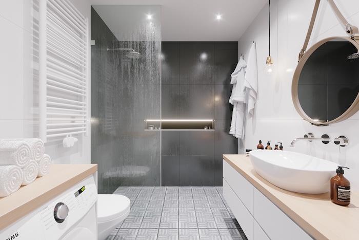 Kopalniška omara v minimalističnem skandinavskem slogu v kopalnici z italijansko prho s steno s sivimi ploščicami