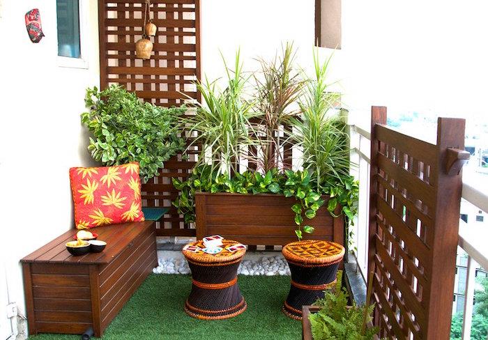 papuoškite savo balkoną tiko medžio baldais jaukia atmosfera ir lauko sodinuku