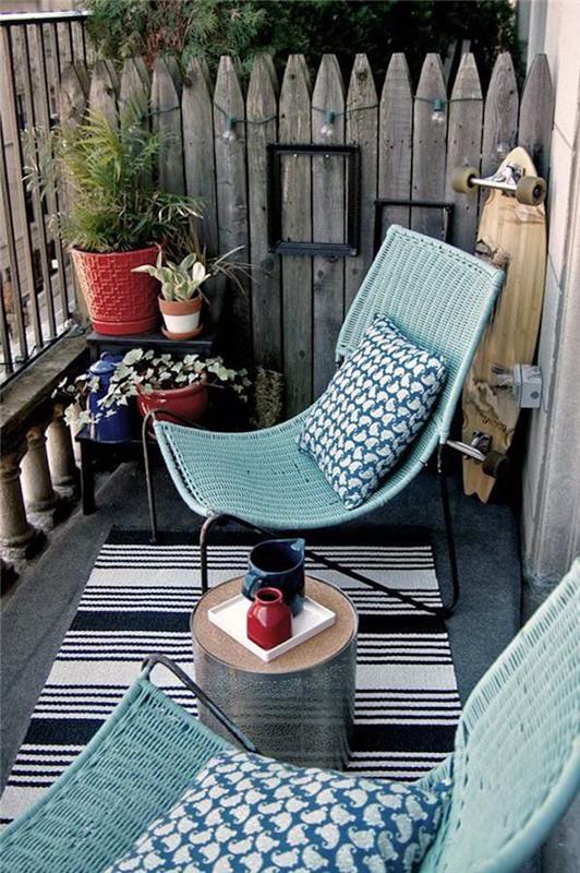 balkono apdaila su turkio spalvos kėdėmis, įrengti nedidelę buto terasą