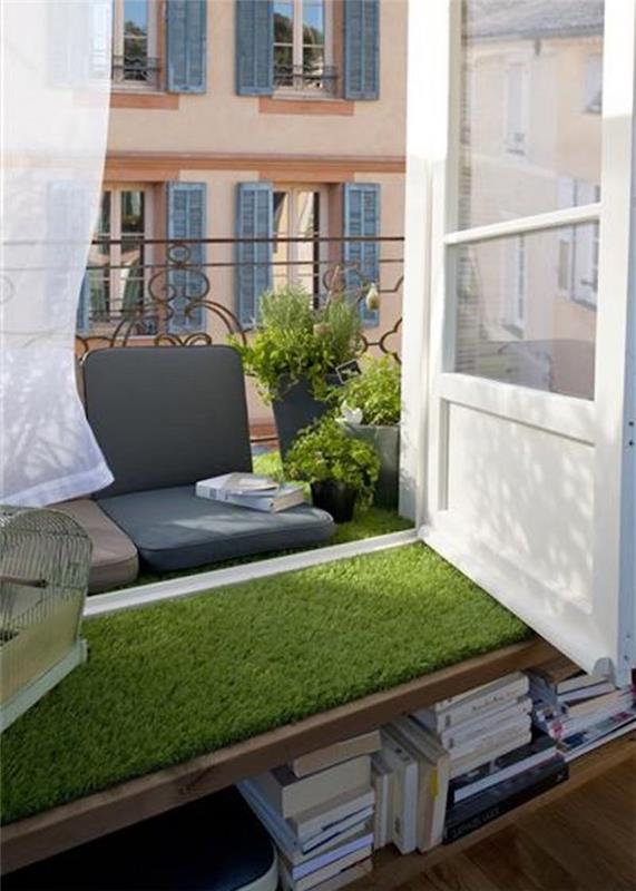 idėja sukurti mini butą Paryžiuje, netikrą žolę palangei, fotelio pagalvę terasoje