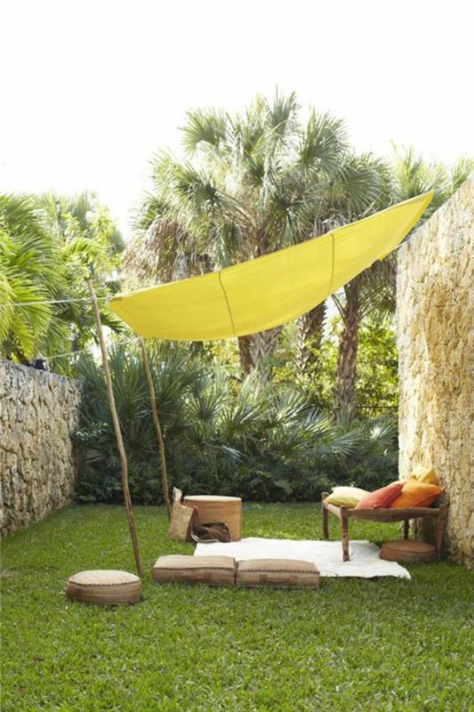 basit mobilyalarla güneş koruması olarak sarı şeffaf çiçeklik fikri