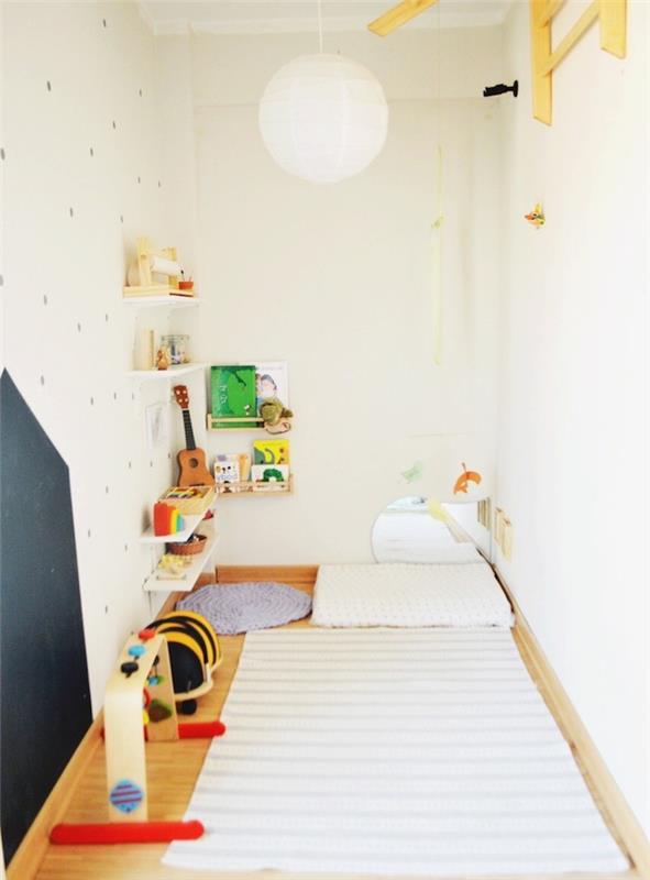 sutvarkykite kambario ilgį, laikykite montessorienne kambarį su čiužinio žadinimo kilimėliu ir žemomis medinėmis lentynomis