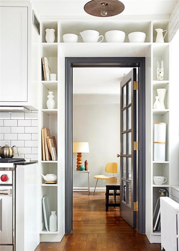 sutvarkykite lentynas aplink durų rėmą, kad galėtumėte pasinaudoti kampeliais ir sandėliuoti virtuvės indus bei smulkius dekoratyvinius daiktus.