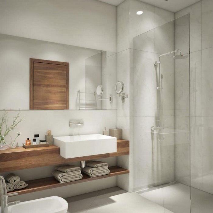 ideje za dekoracijo kopalnice s tušem in leseno omarico z oblikovanim kvadratnim umivalnikom