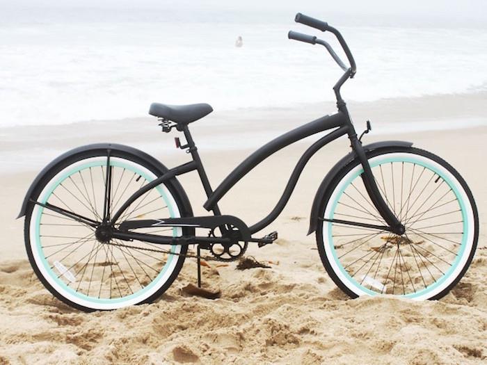 Kalifornijos stiliaus kreiserinis dviratis su didelėmis vairalazdėmis