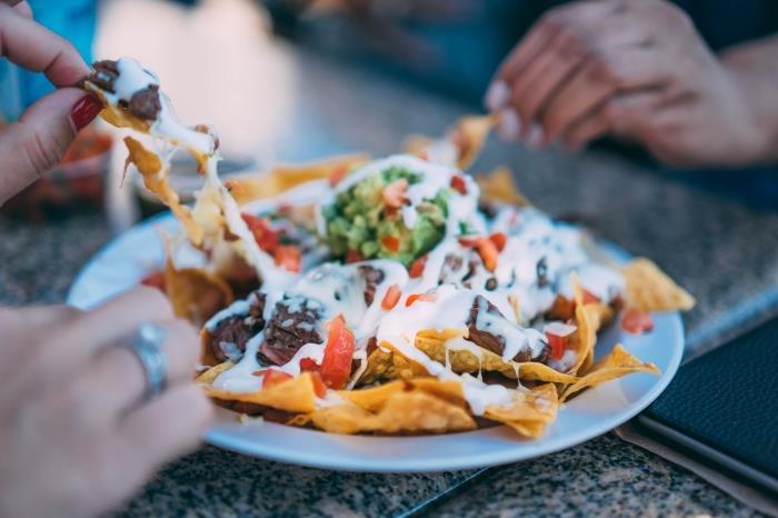 greitas vakaro receptas, meksikietiškas patiekalas su lydytu sūriu „nachos“ ir jautienos kepsnys, papuoštas žaliomis daržovėmis