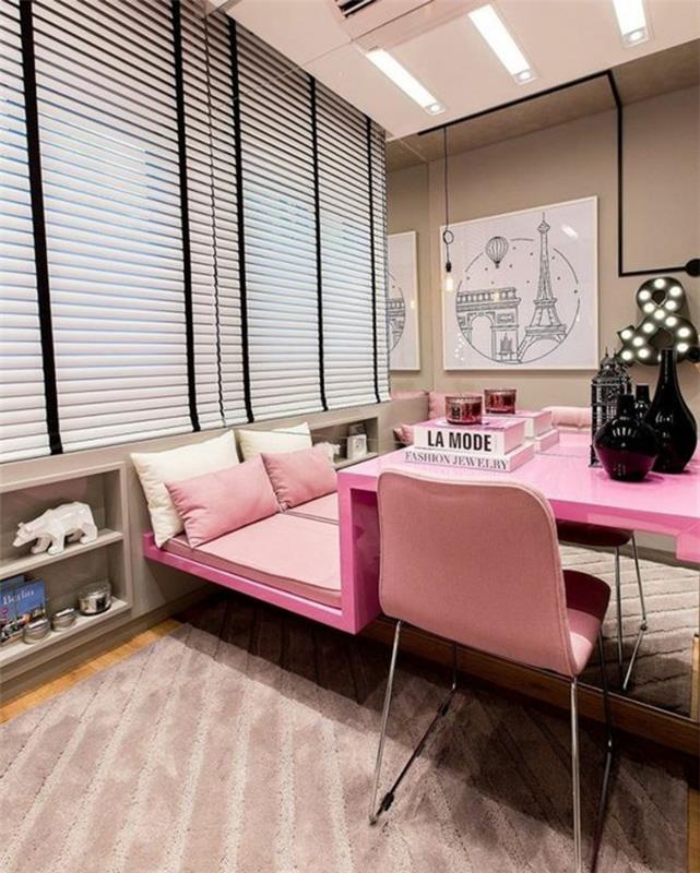 spalvingos ir moteriškos atmosferos, studentų kambario dekoro, baltos ir juodos spalvos langų žaliuzės, švelnios rožinės spalvos kilimas, šviesiai rausvos, rožinės plastikinės kėdės stalas, baltos ir rožinės spalvos stačiakampės pagalvėlės