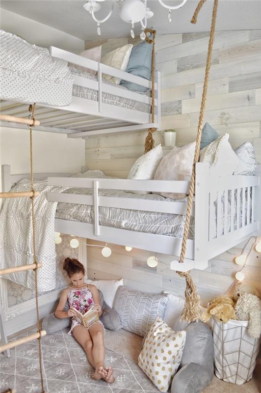 10m2 mergaičių miegamojo išdėstymas palėpės lovos liustra kristalai balto medžio lovos rėmas baltos ir pilkos kilimų grindų pagalvėlės