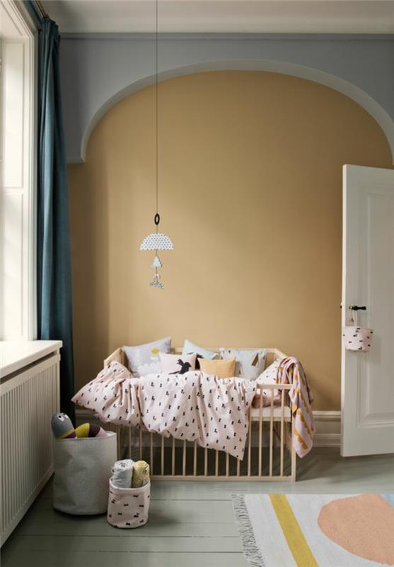 duvarları aşı boyası ve griye boyanmış İskandinav tarzı bir bebek odası