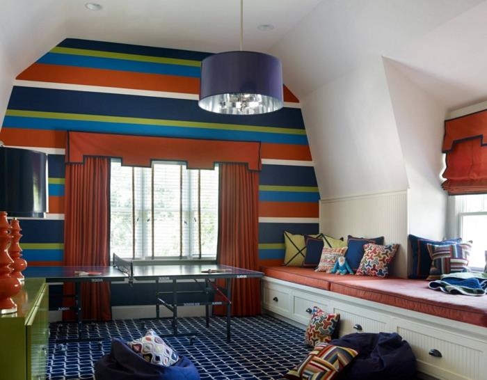 fantovska soba v rdeči in modri barvi, geometrijska preproga, rdeče zavese, niša s posteljo, modra stropna svetilka