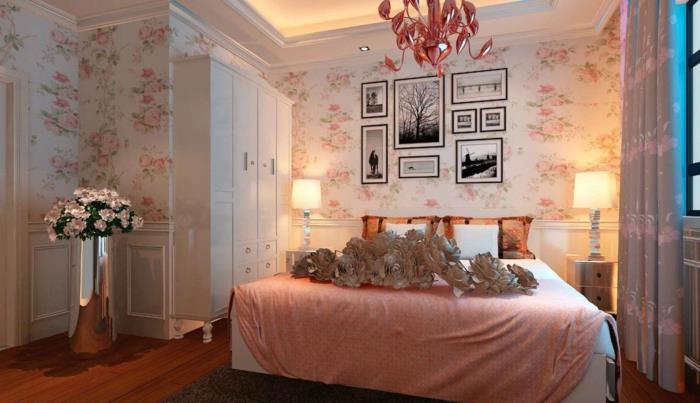modernus miegamojo dekoras, gėlių tapetai, rožinė patalynė, įrėmintos nuotraukos