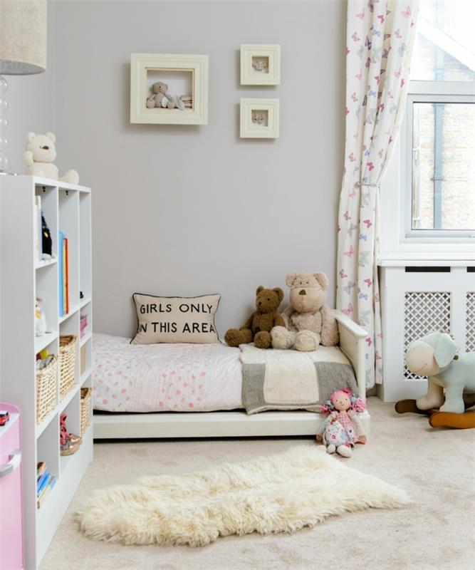 lepa dekliška soba v svetlo sivi, sivi knjižni omari, zavesi iz metulja, medvedkih in krpeni punčki