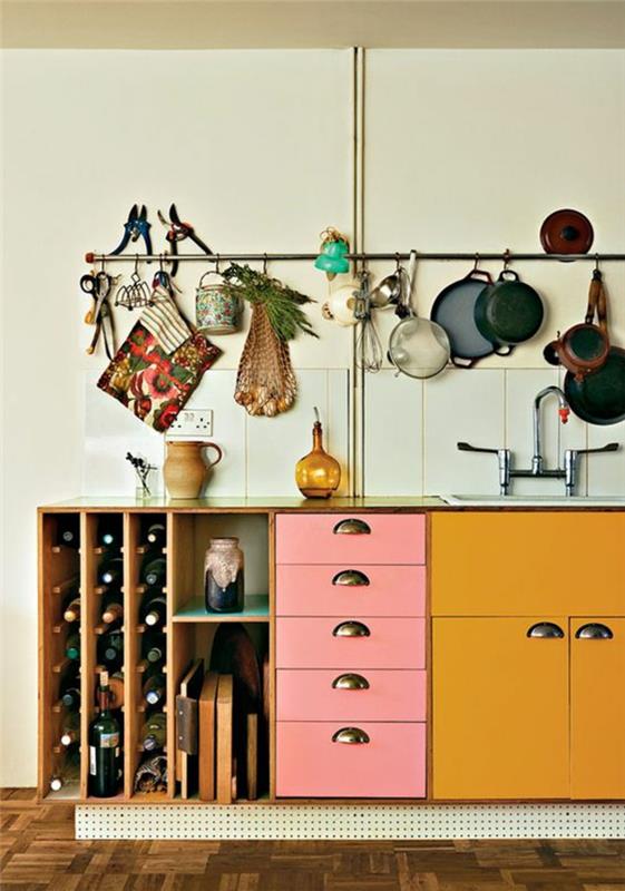 hem modern hem de vintage bir mutfağın orijinal düzeni, hardal ve pembe renkte boyanmış mutfak mobilyaları