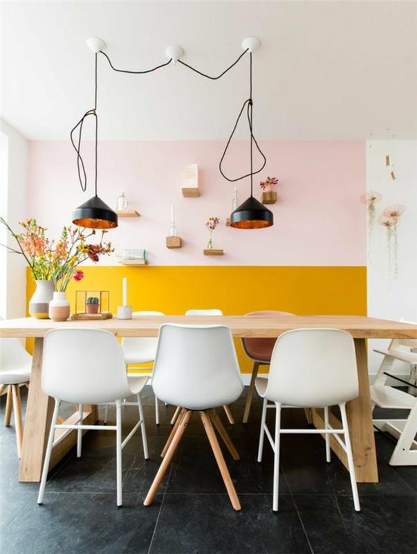 sarı aşı boyası ve pastel pembe iki tonlu duvarlı aydınlık yemek odası