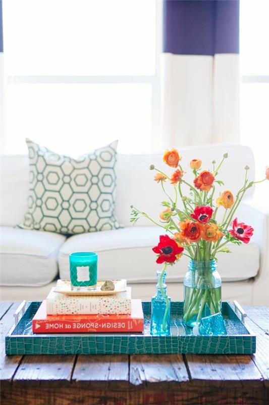apdaila-svetainė-su gėlėmis-sofa-stalas