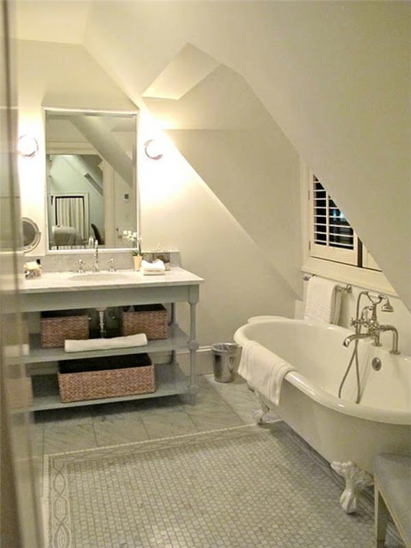 mansardos vonios kambario baltos vonios baltos mozaikos grindų išdėstymas