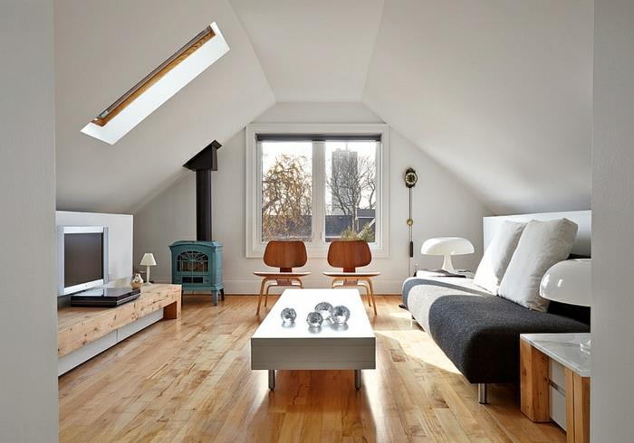 laminat zemin, dikdörtgen beyaz masa, modern kanepe, iki İskandinav ahşap sandalye, çatı katı