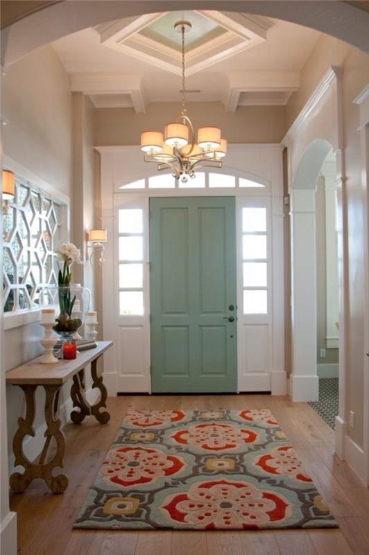 prieškambaris baltas, gražus šviesių spalvų kilimas, modernus barokinis lubų šviestuvas, baltas dekoratyvinis veidrodis