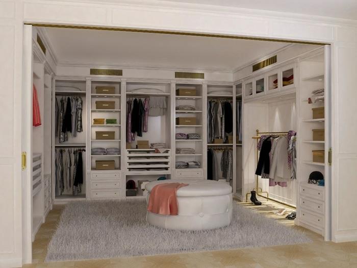 beyaz giyinme odası, büyük yuvarlak tabure, yumuşak gri halı, raflar