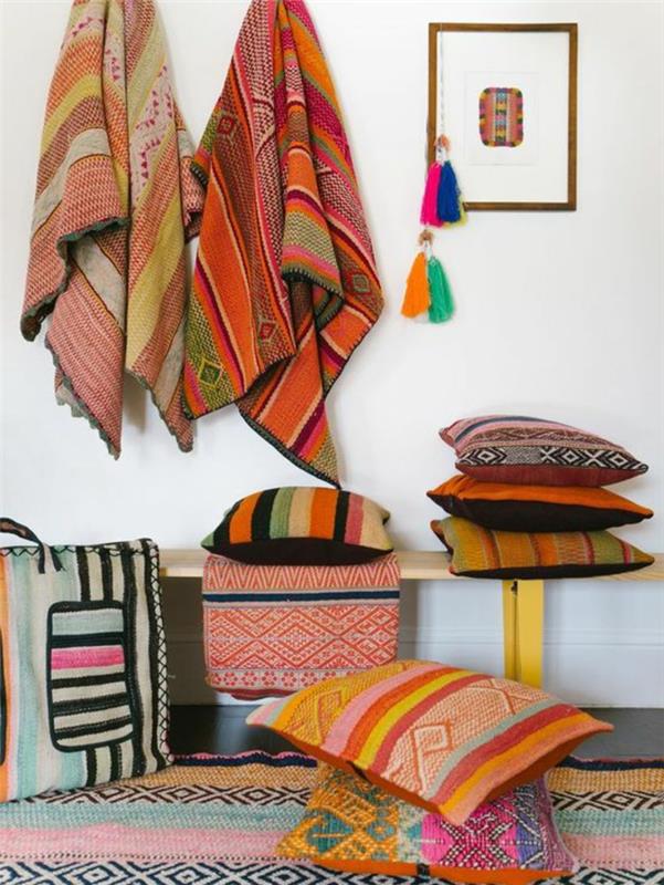 etninio stiliaus baldai, rankšluosčiai, pagalvėlės ir išmatos iš etninių audinių